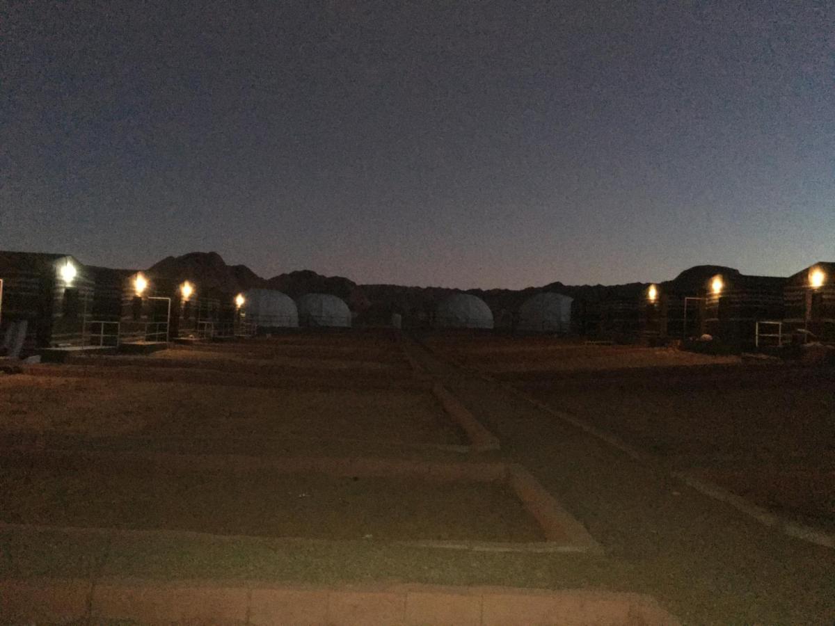 Oryx Camp Hotel Wadi Rum Buitenkant foto